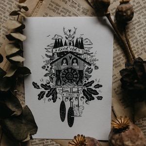 Könnte beinhalten: Schwarz-weiß-Illustration einer Kuckucksuhr mit dem Text "good old times" unten. Die Uhr ist von Blättern, Vögeln und einem Eichhörnchen umgeben.