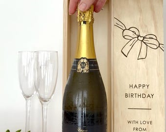 Caja de regalo de madera personalizada para vino, ideal para regalos de cumpleaños o para amantes del vino.