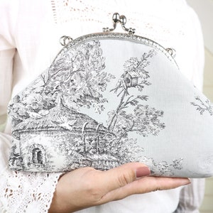 Toile Clutch mit Kettenanhänger aus Metall. Toile de Jouy. Vintage-Stil Stoff Abend Party Geldbörse. Schwarzer Druck auf grauem Stoff.