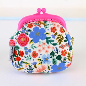 Pinkfarbene Kosmetiktasche mit Karabinerverschluss