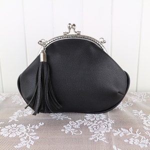 Kleine Clutch Bag: schwarzes veganes Leder mit Verschluss und Quaste.