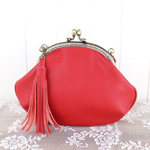 Vegan leather bag with tassel and metal clasp - Red