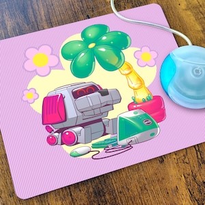 Puede incluir: Una alfombrilla de ratón rosa y blanca con un perro robot de dibujos animados, un ratón de ordenador verde y blanco y una flor amarilla con un tallo rosa. La alfombrilla de ratón tiene un patrón a rayas.