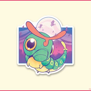 Puede incluir: Una oruga de dibujos animados verde y amarilla con un gran cuerno naranja. La oruga está sobre un fondo morado y azul con una luna rosa y mariposas blancas.