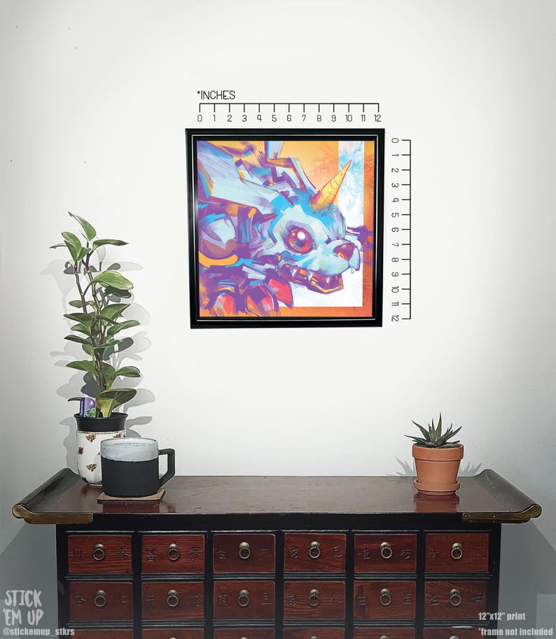 Puede incluir: Una impresi&oacute;n enmarcada de una ilustraci&oacute;n abstracta colorida de un unicornio con un esquema de color azul y morado. La impresi&oacute;n mide 12 pulgadas por 12 pulgadas y se muestra en una pared con una regla para la escala.
