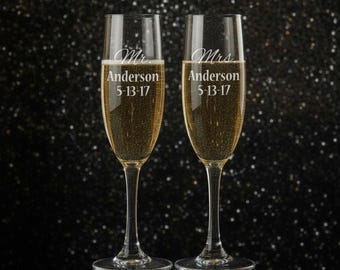 Personalized Mr. & Mrs. Champagne flutes Bride and Groom Wedding Toast Set, Engraved Wedding Flutes - Set of 2