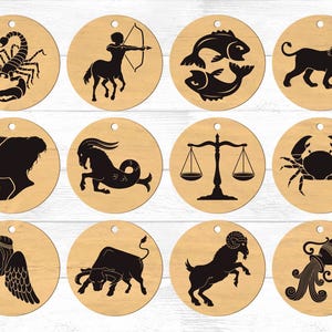 Puede incluir: Doce adornos redondos de madera con símbolos del zodíaco negros. Los símbolos incluyen: Aries, Tauro, Géminis, Cáncer, Leo, Virgo, Libra, Escorpio, Sagitario, Capricornio, Acuario y Piscis.
