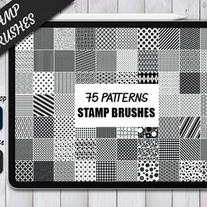 Op de afbeelding: Een digitaal tabletscherm met 75 zwart-witte stempelpenseelpatronen. De tekst "75 PATTERNS STAMP BRUSHES" wordt op het scherm weergegeven. De tablet ligt op een houten oppervlak.