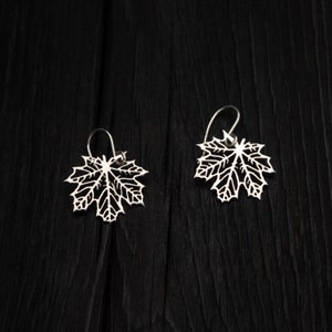 Silver maple leaf earrings || drop nature earrings || tree jewelry || canadian maple jewellery || subtle leaf earrings || maple leaves