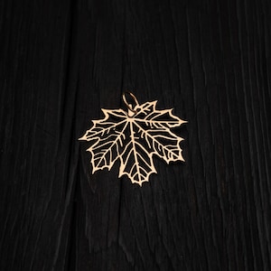 Ahornblatt Bronze Anhänger an vergoldeter Kette || Ahorn Halskette || Spitzen Schmuck || naturinspirierter subtiler Anhänger || Großer Blatt-Anhänger