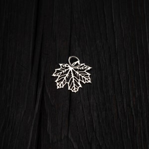 Ahornblatt Silberanhänger an vergoldeter Kette || Ahorn Halskette || Spitzen Schmuck || naturinspirierter subtiler Anhänger || Großer Blatt-Anhänger