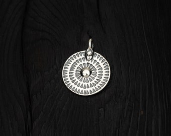 Sterling Silber Ethno Anhänger, Sonne Symbol, Silber Anhänger, Lebens Symbol, Archeologie, Geschenk für sie oder ihn