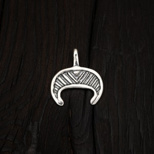 Colgante con símbolo de la luna de plata // Colgante antiguo de lúnula // Joyas arqueológicas // Colgante etno de plata // Amuleto de la luna