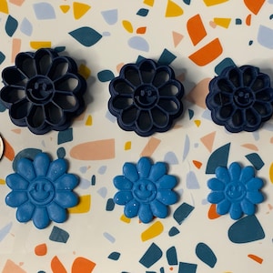 Smiley face flower clay cutter 92