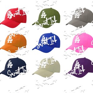 Puede incluir: Diez gorras de béisbol de diferentes colores, cada una con el número "14" y el texto "Sweet Ink" en la parte delantera. Las gorras son de color rojo, naranja, verde, gris, azul, rosa, azul marino, beige y morado.