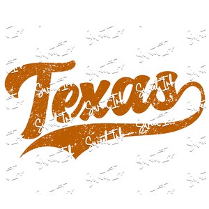 Può includere: Un design grafico invecchiato, di colore marrone arancione, della parola "Texas" in un font corsivo vintage. Il testo è stilizzato con una leggera curva, che gli conferisce un aspetto dinamico.