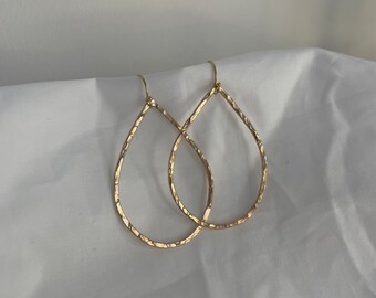 Boucles d'oreilles en forme de larme martelées en or rempli