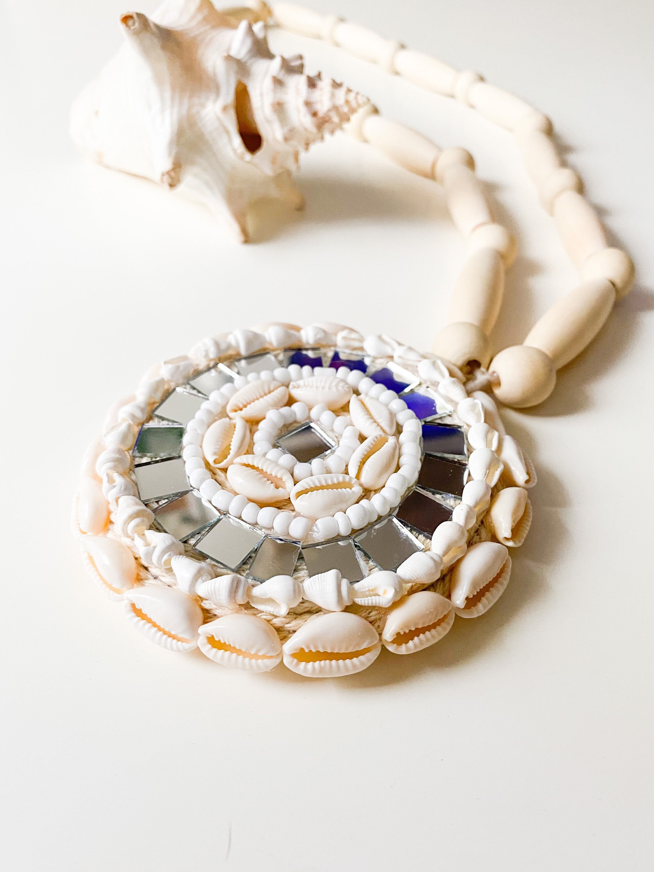 Ornement Bohème en Bois et Coquillage