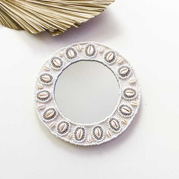 Miroir de style balinais en perles et coquillages