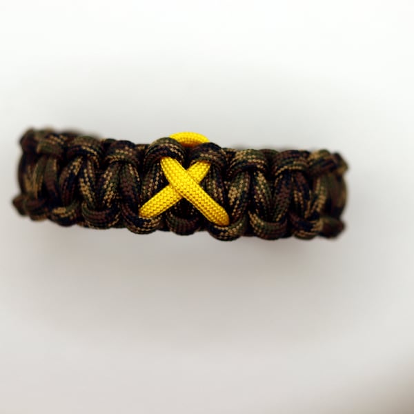 Military Deployment Support and Awareness Ribbon Paracord Armband, Camo mit gelbem Band geschnürt Paracord Armband