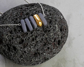 Joya minimalista geométrica abstracta. Collar fino de cerámica. Joyería contemporánea de porcelana. Elegante colgante para boda, diseñado por CONCEPTstudio.