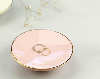 Różowa porcelanowa podstawka na pierścionek zaręczynowy. Ręcznie robiona ceramiczna, minimalistyczna podstawka na biżuterię. Elegancki, różowy stojak na pierścionki zaprojektowany przez CONCEPTstudio.