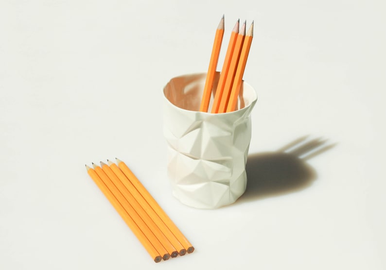 Tasse en céramique origami. Tasse en porcelaine minimaliste. Porte-crayon minimal triangle. Conception de tasse géométrique faite à la main par CONCEPTstudio. image 4