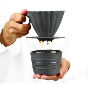 Cône de café pourover. Cafetière lente contemporaine en porcelaine grise. Amateurs de café. Goutteurs de café minimalistes. Cadeau de pendaison de crémaillère par CONCEPT