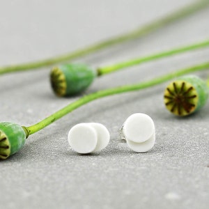 Geometrische porseleinen oorbellen. Minimalistische oorbellen. Keramische hedendaagse sieraden.Zilveren studs.Bruiloft heldere oorbellen ontwerp van CONCEPTstudio