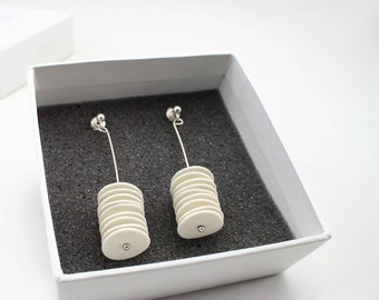 Pendientes minimalistas de porcelana blanca. Pendientes colgantes de cerámica delicada. Elegantes pendientes de boda diseñados por CONCEPTceramic.