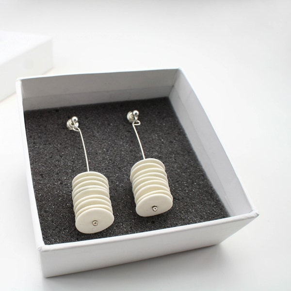 Boucles d'oreilles minimalistes en porcelaine blanche. Boucles d'oreilles pendantes délicates en céramique. Boucles d'oreilles élégantes de mariage conçues par CONCEPTceramic.