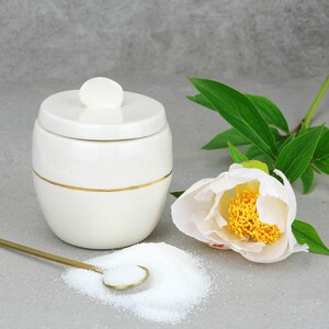 Azucarero cerámico hecho a mano. Azucarero delicado de porcelana. Tarro moderno. Oro blanco. Diseño de azucarero de boda contemporáneo de CONCEPTstudio