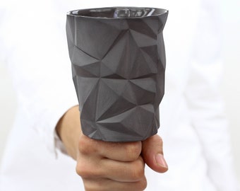 Tazza fatta a mano. Tazza minimalista geometrica in porcellana grigia. Portapenne. Tazza da caffè in ceramica. Collezione di tazze da tè di CONCEPTstudio.