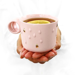 Handgemaakte keramische koffiemok. Coffee Lovers.Porseleinen theemok. Regent reliëf romantische beker. Collectie roze en gouden mok bruiloft van CONCEPTstudio