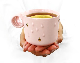 Tasse à café en céramique faite à la main. Amateurs de café. Tasse à thé en porcelaine. Coupe romantique en relief de pluie. Collection de tasses de mariage rose et or par CONCEPTstudio