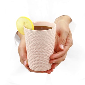 Handgemachte Teetasse aus Keramik. Minimalistischer Kaffeebecher aus Porzellan. Zeitgenössische Geburtstags-Tasse für sie. Cappuccino Pink Becher von CONCEPTstudio.