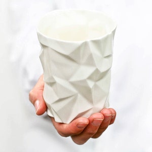 Tasse en céramique origami. Tasse en porcelaine minimaliste. Porte-crayon minimal triangle. Conception de tasse géométrique faite à la main par CONCEPTstudio. image 1
