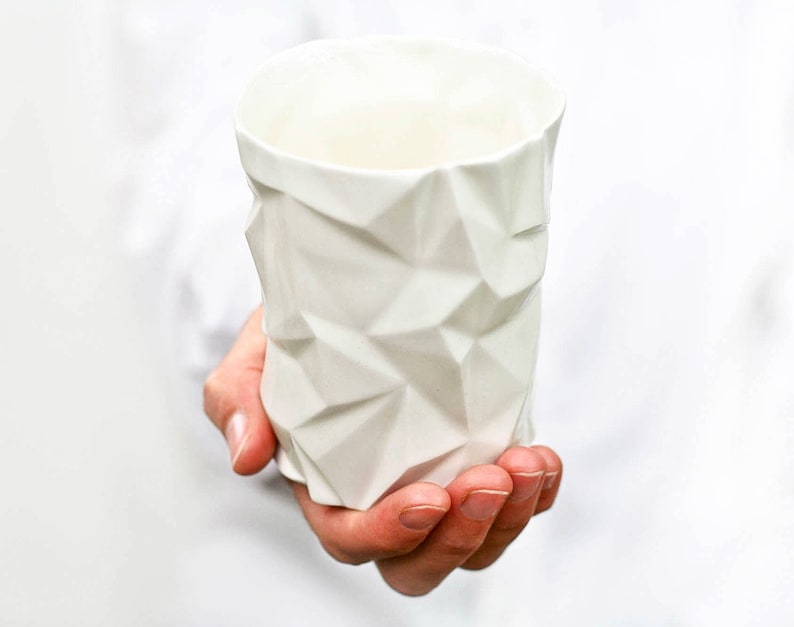 Tasse en céramique origami. Tasse en porcelaine minimaliste. Porte-crayon minimal triangle. Conception de tasse géométrique faite à la main par CONCEPTstudio. image 1