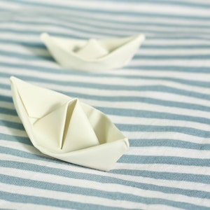 Origami Skulptur Boot. Porzellan Weiß Boot. Jubiläum Geschenk. Keramik Miniatur. Kleines dekoratives Origami Design von CONCEPTstudio.