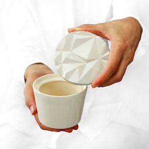 Porseleinen hedendaagse minimalistische suikerpot. Handgemaakte origami suikerpot. Geometrische uitstraling. Ontwerp bruiloft grijze suikerpot van CONCEPTstudio