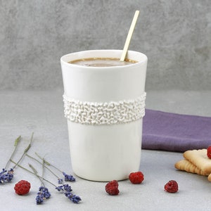 Keramische handgemaakte mok. Porseleinen minimalistische koffiebeker. Eigentijdse verjaardagstheemok. Keramisch geometrisch mokontwerp van CONCEPTstudio.
