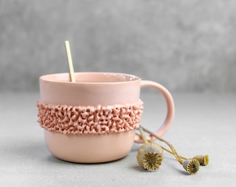 Tasse à café simple. Tasse à café en céramique faite à la main. Tasse à thé en porcelaine. Tasse romantique minimaliste. Conception de tasse rose et moderne de mariage par CONCEPTstudio