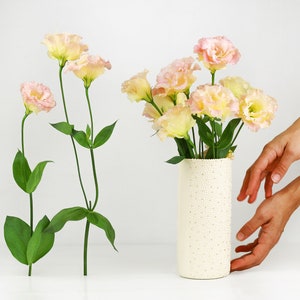 ハンドメイドの陶器製花瓶。現代的な白磁製花瓶。ミニマリストな陶器製