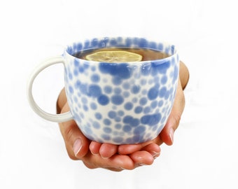 Tazza in ceramica fatta a mano. Tazza in porcellana a pois blu. Tazza delicata per tè e caffè. Amanti del caffè. Tazza in gres semplice in argilla design di CONCEPTstudio