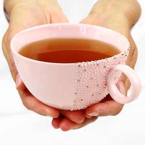 Keramische handgemaakte mokken. Porseleinen roze en gouden mok. Steengoed koffiemok. Eigentijds serviesontwerp. Ontwerp huwelijksmok van CONCEPTstudio.