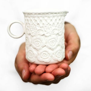 Porseleinen melkcreamer. Serviesontwerp. Romantische keramische melkpot. Coffee Lovers. Eigentijds klein steengoed kruikontwerp door CONCEPT studio