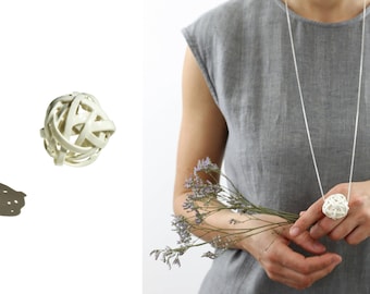 Joyería minimalista de porcelana blanca. Collar largo de cerámica con diseño geométrico calado. Elegante colgante contemporáneo para bodas, diseño de CONCEPTstudio.
