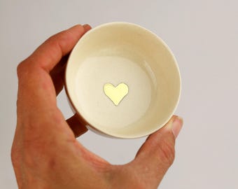 Klein porseleinen schaaltje voor verlovingsringen. Handgemaakt minimalistisch keramisch sieradenschaaltje. Elegant wit ringhoudertje voor bruiloften, ontworpen door CONCEPTstudio.