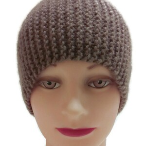 K&ouml;nnte beinhalten: Eine braune Strickm&uuml;tze mit gerippter Struktur.