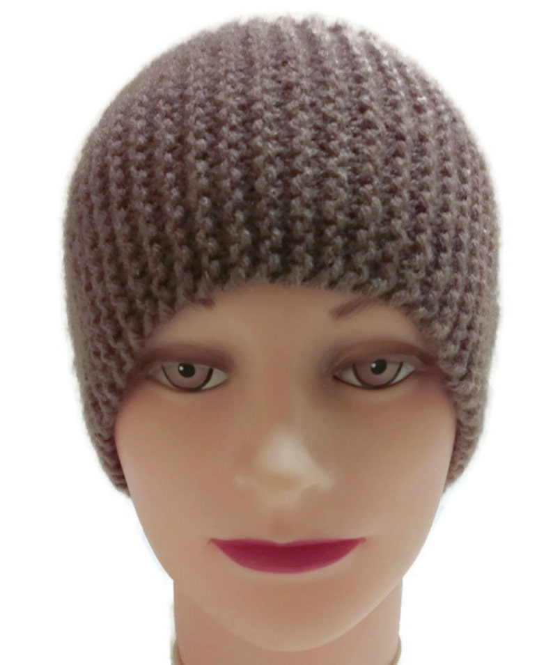 K&ouml;nnte beinhalten: Eine braune Strickm&uuml;tze mit gerippter Struktur.